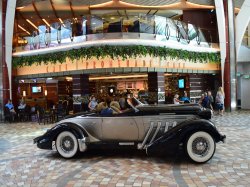 Oasis of the Seas Cafe Promenade picture