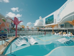 Wonder of the Seas Main Pool picture