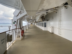 Norwegian Pearl Promenade Deck picture