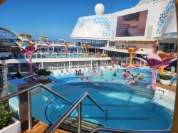 Wonder of the Seas Main Pool picture