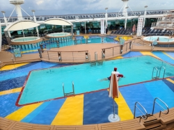 Independence of the Seas Pool picture