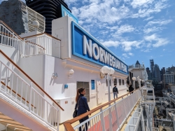 Norwegian Pearl Jogging Track picture